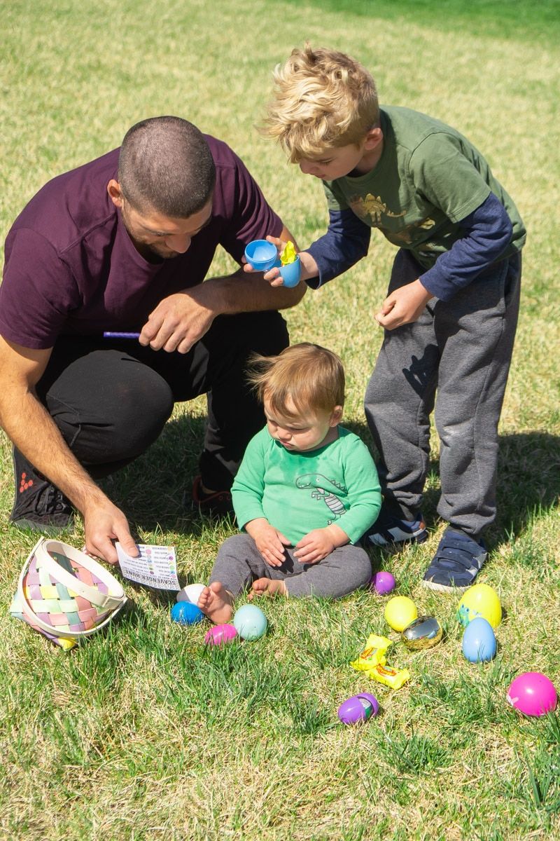 Familia haciendo una búsqueda del tesoro de huevos de Pascua