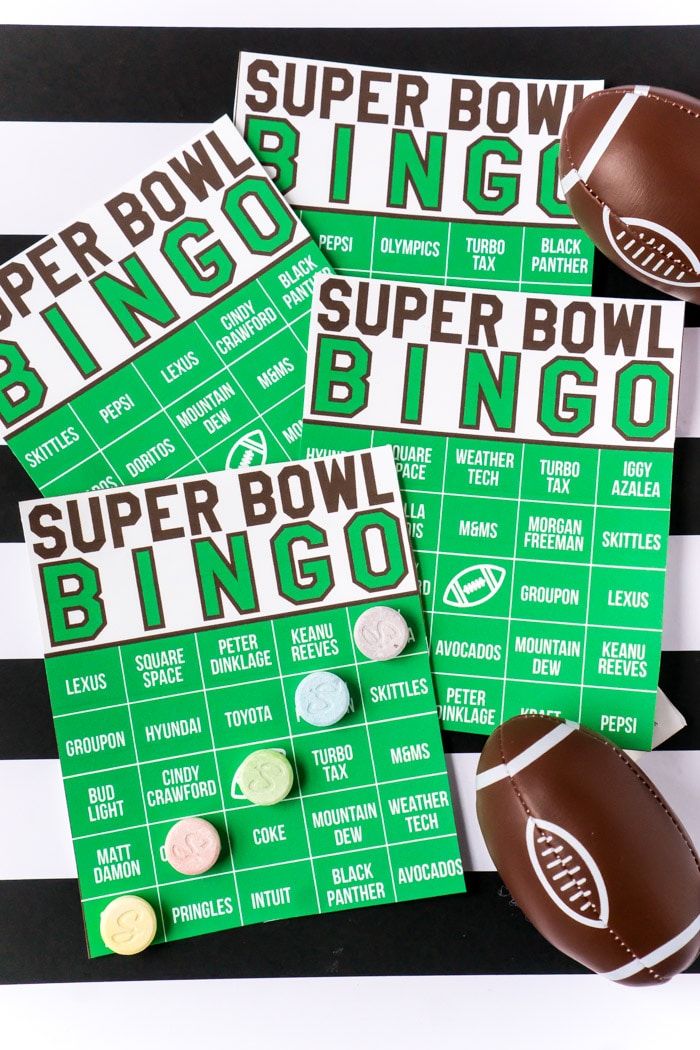 Um divertido jogo de bingo do Super Bowl para impressão baseado em comerciais