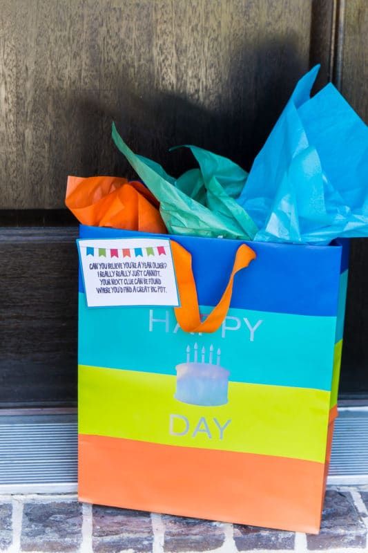 Ajándék a tornácon születésnapi hulladékvadászatra