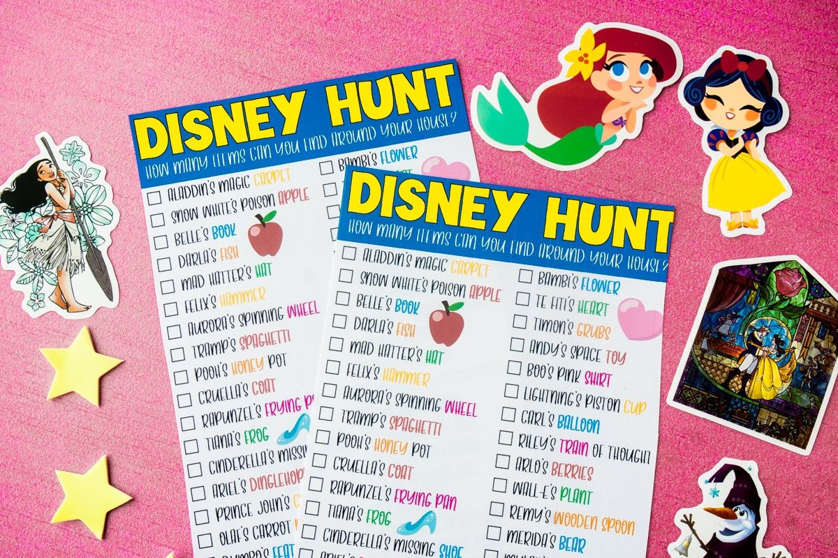 Duas cópias de uma caça ao tesouro da Disney com adesivos