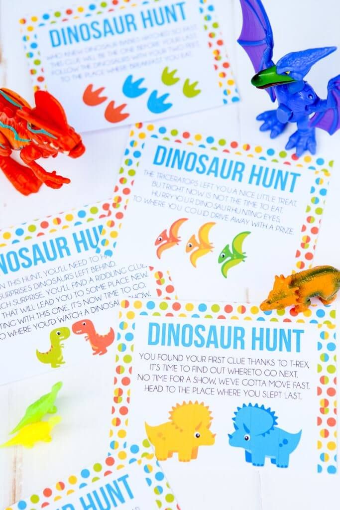 ¡Esta búsqueda de dinosaurios para imprimir gratis es perfecta para un tema de cumpleaños de dinosaurios, una fiesta de dinosaurios o simplemente para jugar con niños que aman los dinosaurios! Definitivamente uno de los mejores juegos o actividades de dinosaurios que he visto, ¡y sé que a mi hijo le encantarán estas ideas! Combínalo con decoraciones de dinosaurios, comida y otras ideas como ver LEGO Jurassic World, ¡para la mejor fiesta de dinosaurios de la historia!