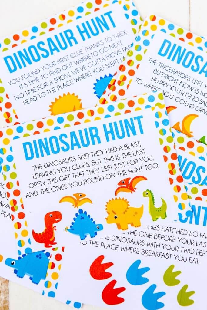 See tasuta prinditav dinosauruste jaht sobib suurepäraselt dinosauruste sünnipäevateemaks, dinosauruste peoks või lihtsalt dinosauruseid armastavate poistega mängimiseks! Kindlasti üks parimaid dinosauruste mänge või tegevusi, mida ma näinud olen, ja ma tean, et mu poeg armastaks neid ideid! Parimate dinosauruste pidude jaoks ühendage see dinosauruste kaunistuste, toidu ja muude ideedega, näiteks LEGO Jurassic Worldi vaatamine