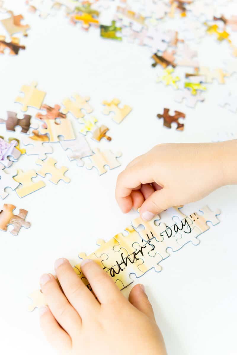 Uwielbiam wszystkie te niesamowite spersonalizowane pomysły na prezenty na Dzień Ojca, które możesz zrobić z Shutterfly na Shutterfly.com! Zdecydowanie jedne z najsłodszych domowych prezentów na Dzień Ojca 2017, jakie kiedykolwiek widziałem. Zdecydowanie zamawiam karty i puzzle DIY dla mojego taty!