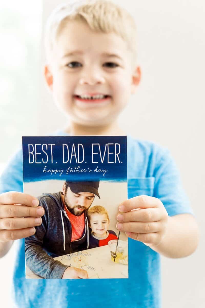 Αγαπήστε όλες αυτές τις υπέροχες εξατομικευμένες ιδέες για δώρα ημέρας του Πατέρα που μπορείτε να κάνετε με το Shutterfly στο Shutterfly.com! Σίγουρα μερικά από τα πιο χαριτωμένα σπιτικά δώρα για την Ημέρα του Πατέρα 2017 που έχω δει ποτέ. Σίγουρα παραγγείλετε τις κάρτες και το παζλ DIY για τον μπαμπά μου!