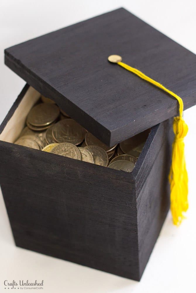 Una caixa de diners per a la graduació de bricolatge és un dels millors regals de graduació