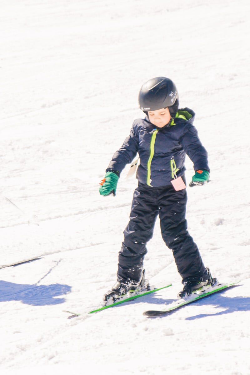 Vaikas slidinėja Ruidoso slidinėjimo trasoje „Ski Apache Ruidoso“