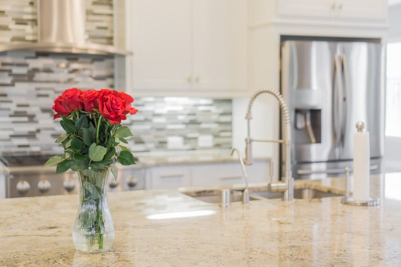 Sveže cvetje v kuhinji in drugi nasveti za prikaz vašega doma