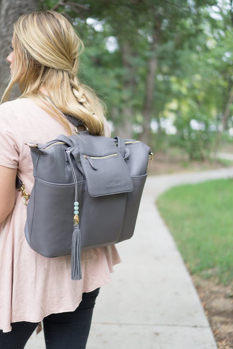 Používajte plienkovú tašku Lily Jade hands free v štýle batohu!