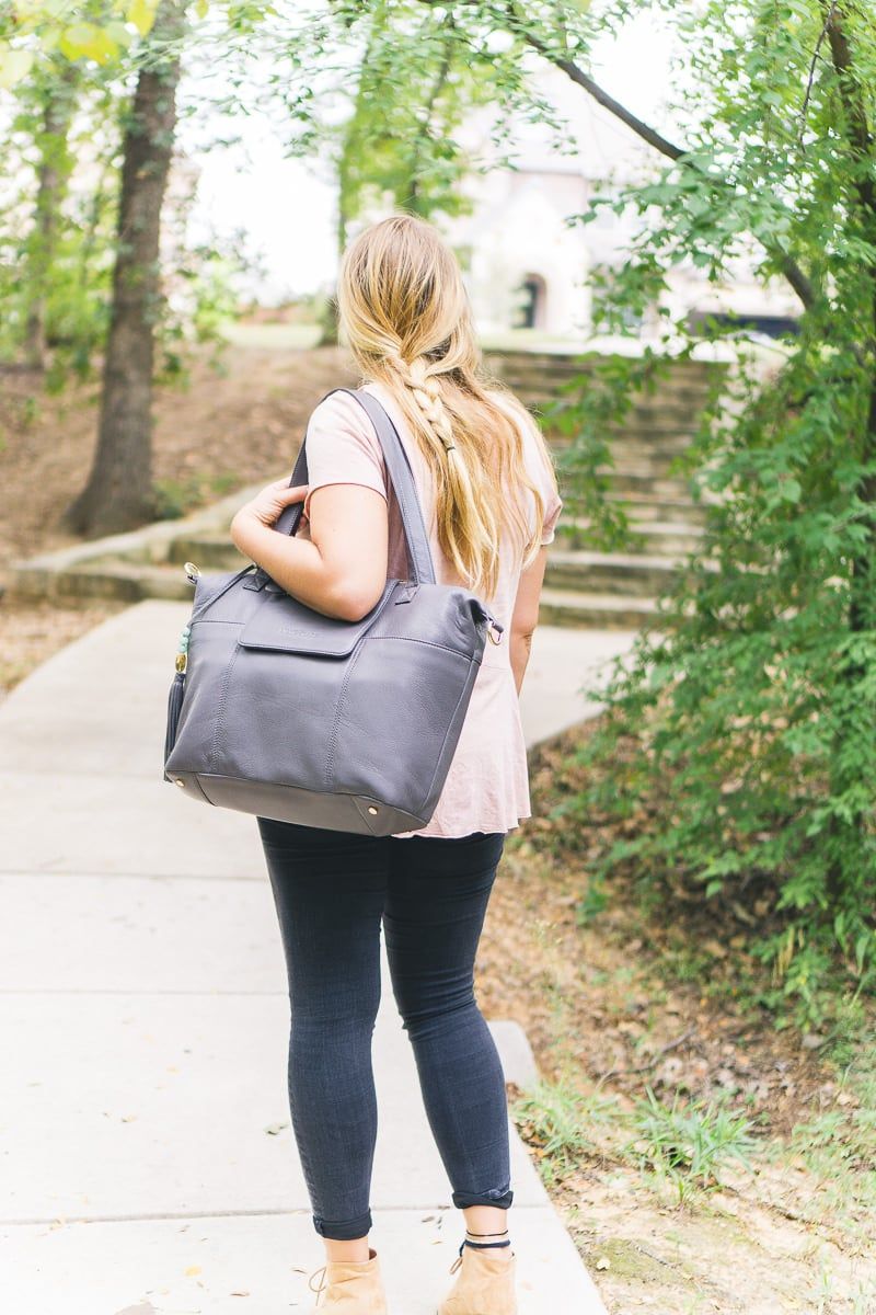 Чантата за памперс Lily Jade може да се носи в стил раница или чанта.