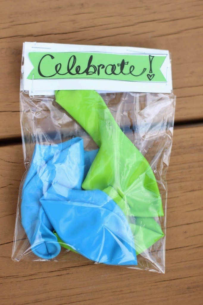 Regala una bossa de globus amb coses que t’agradin de la persona pel seu aniversari
