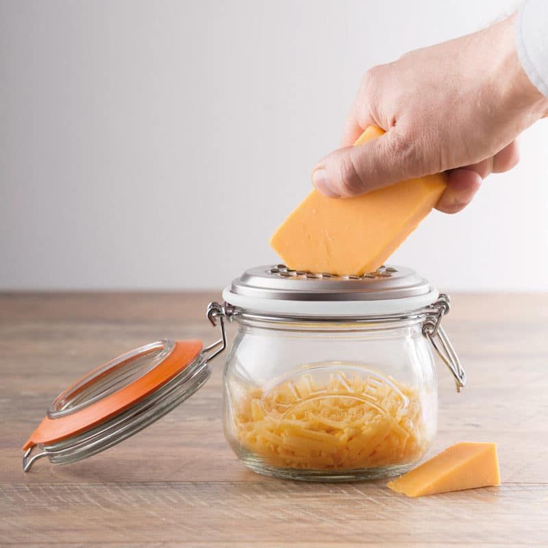 Un frasco triturador de queso es uno de los mejores regalos para los amantes de la comida.