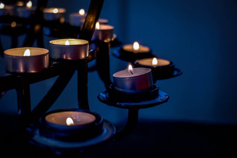   Запалени свещи върху черен метален свещник