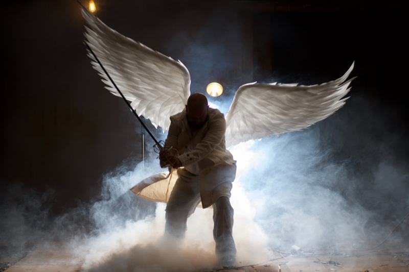   Homem de casaco com asas de anjo