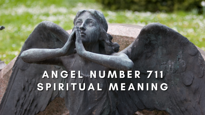   Una estatua de ángel rezando con palabras Número de ángel 711 Significado espiritual