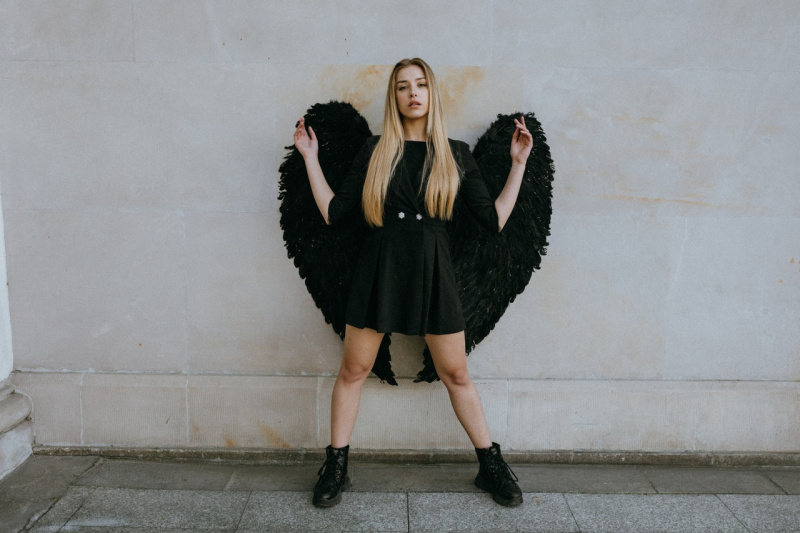   Musta ingli kostüüm