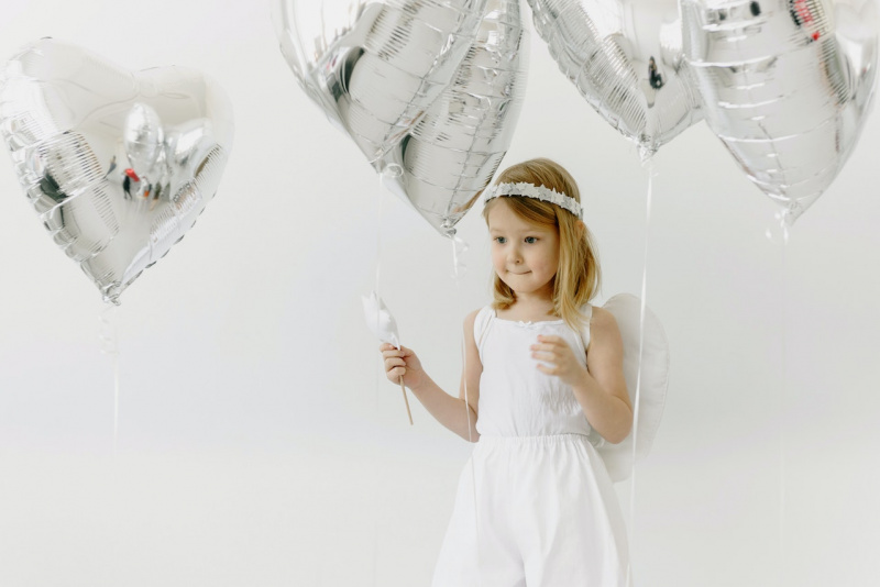   Κορίτσι με λευκό φόρεμα που κρατά λευκή ομπρέλα
