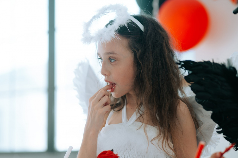  Dívka v kostýmu anděla