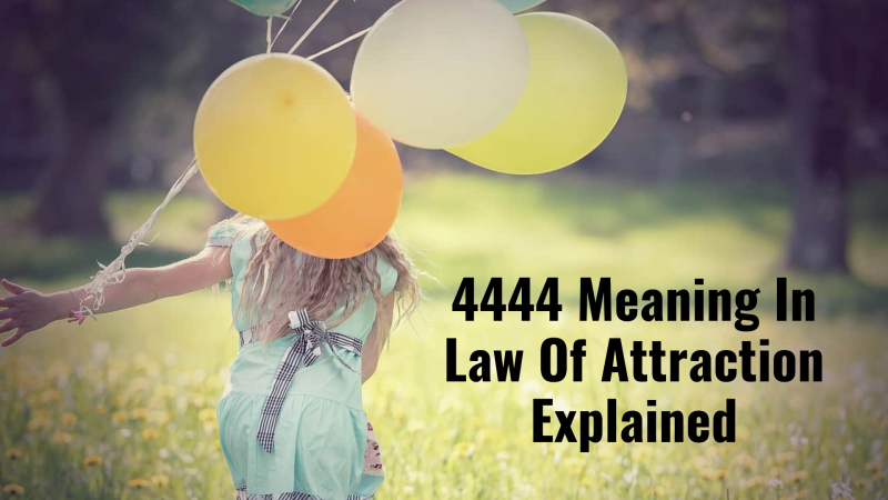   Een meisje dat rent terwijl ze ballonnen vasthoudt met de woorden 4444 Betekenis in de wet van aantrekking uitgelegd