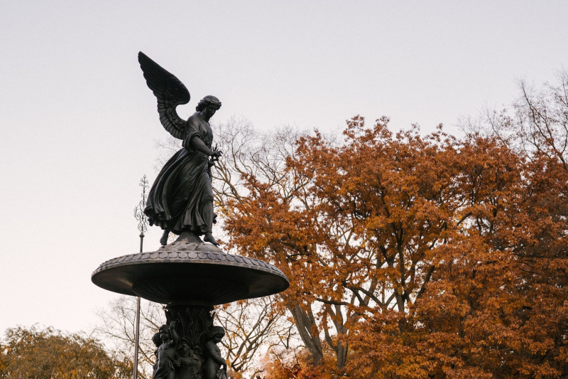   Socha Angel of the Waters proti podzimním stromům