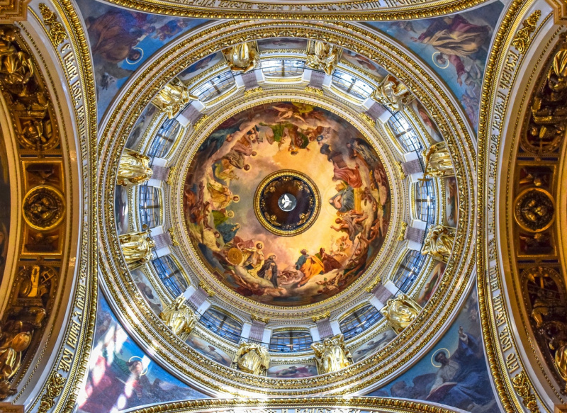   Pinturas religiosas en el techo de una catedral