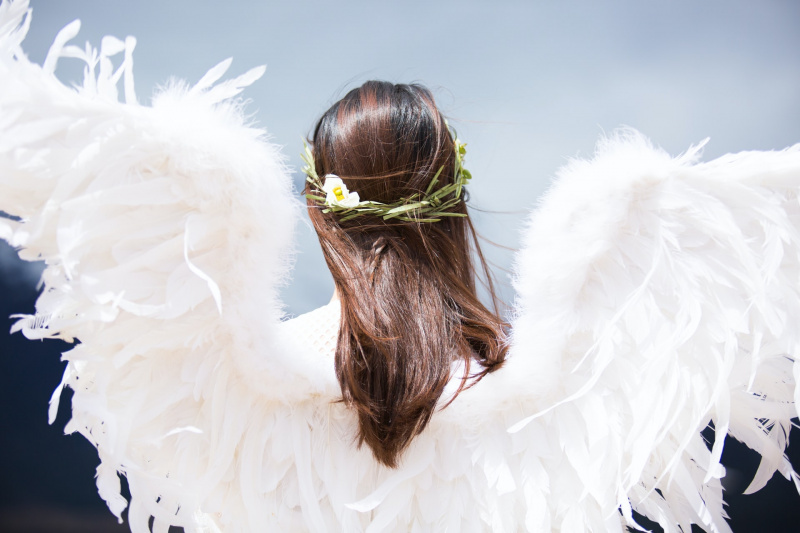   Жена, носеща бели ангелски крила