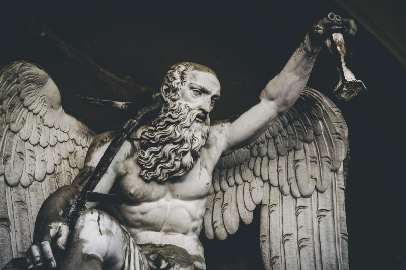   Скала на сивото на статуя на ангел