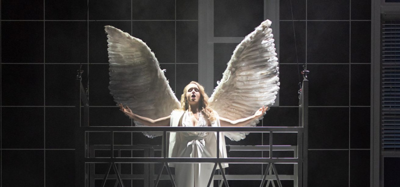   Moteris su baltais angelo sparnais