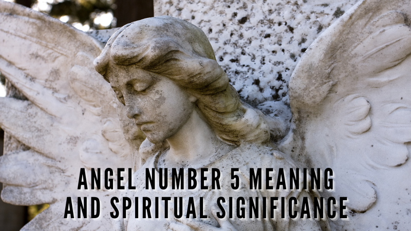   Ένα άγαλμα αγγέλου με τις λέξεις Άγγελος Αριθμός 5 που σημαίνει και πνευματική σημασία