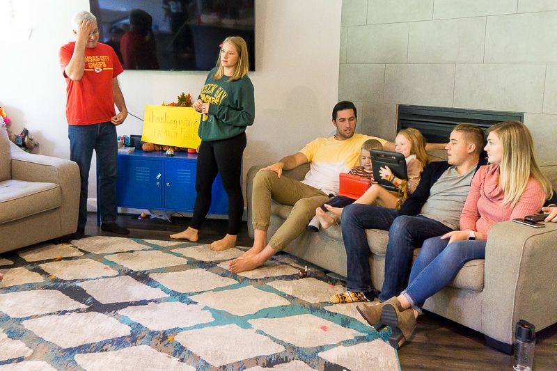 Una família asseguda en un joc de disputes familiars a casa