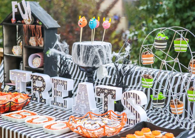 Milujte všechny tyto nápady Halloweenského karnevalu, zejména tento úžasný dezertní stůl Halloweenského karnevalu!