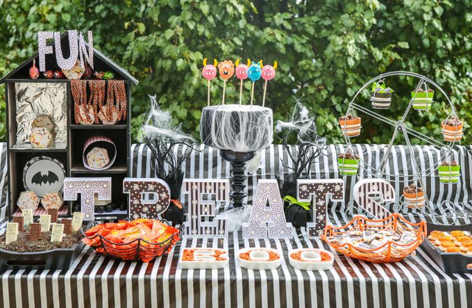 Milujte všechny tyto nápady Halloweenského karnevalu, zejména tento úžasný dezertní stůl Halloweenského karnevalu!