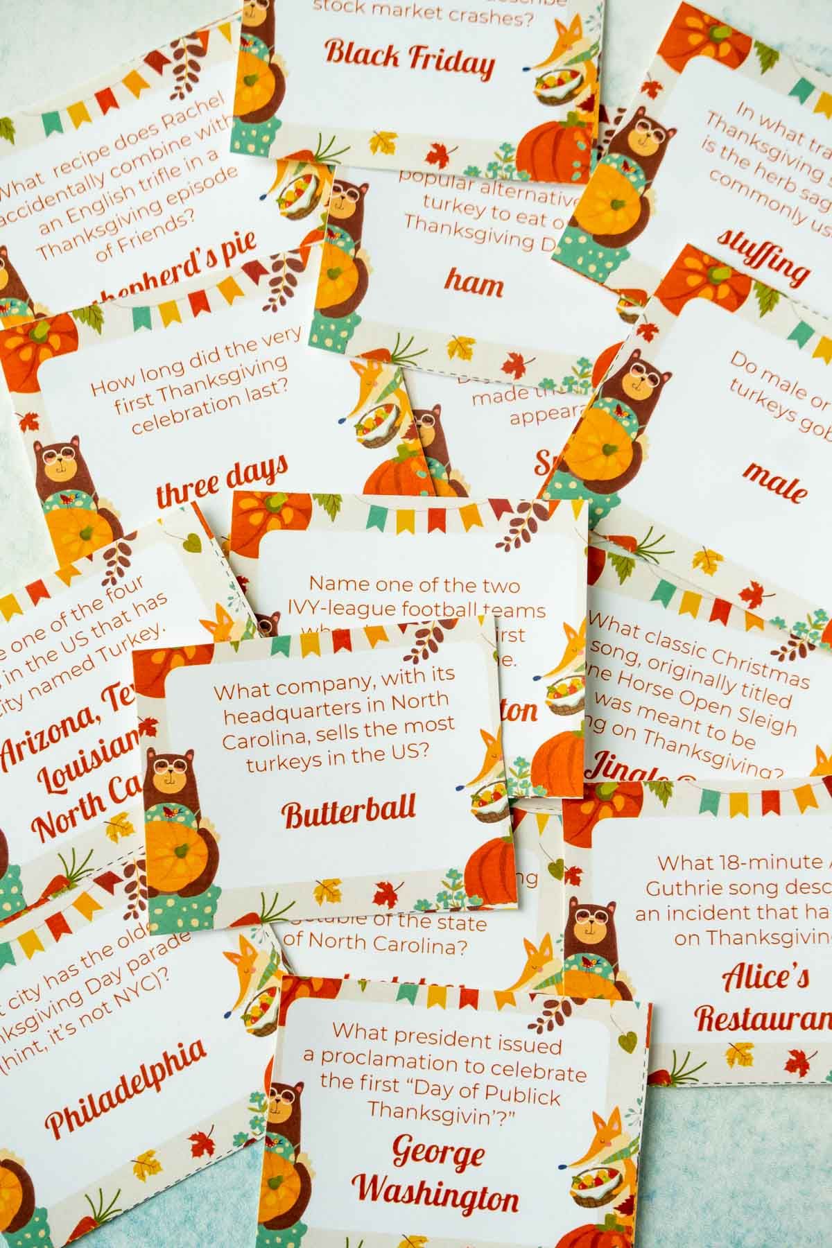 Pila de tarjetas con preguntas de trivia de Acción de Gracias