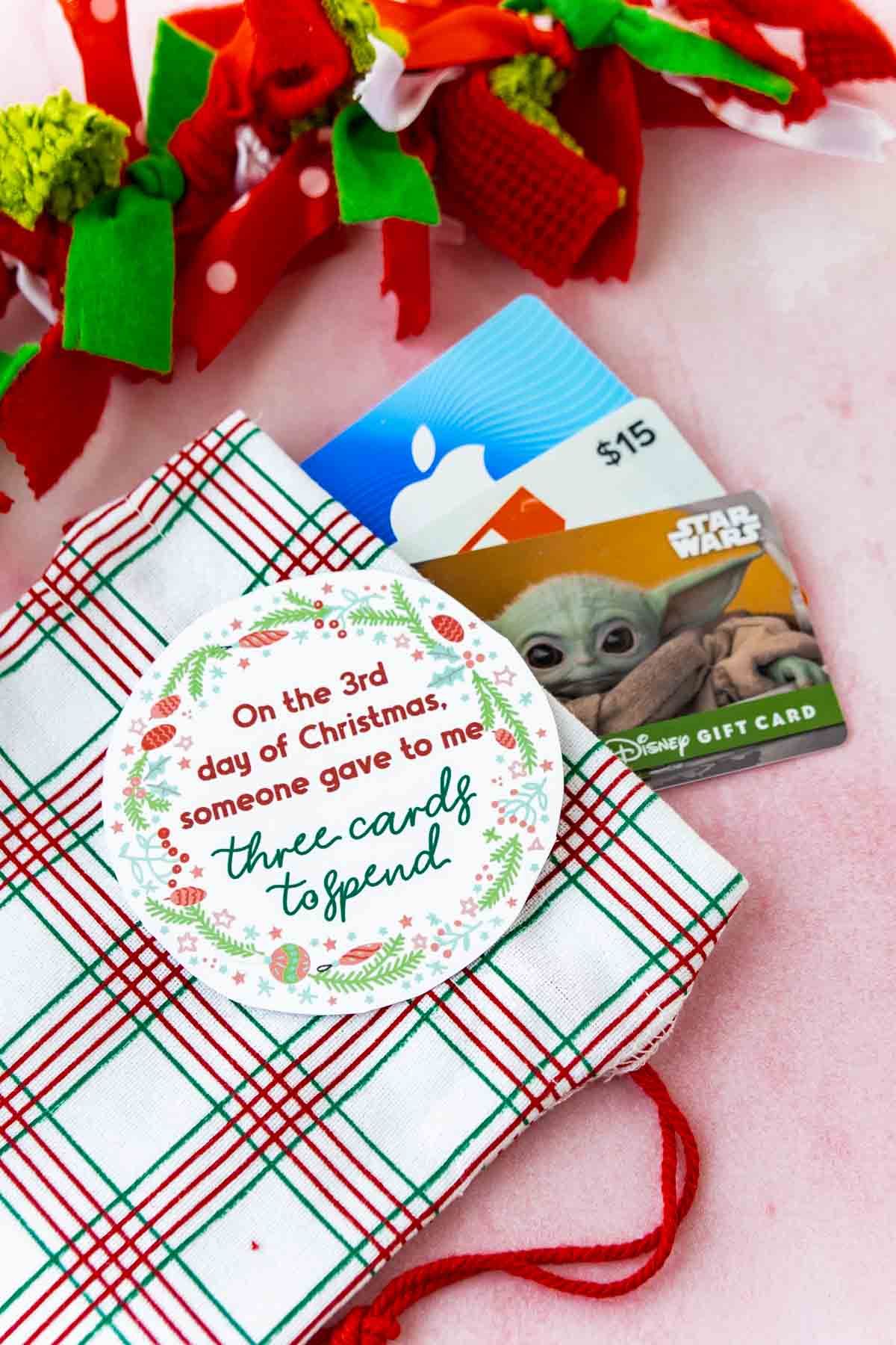 क्रिसमस टैग के 12 दिनों के साथ एक मोजा में उपहार कार्ड