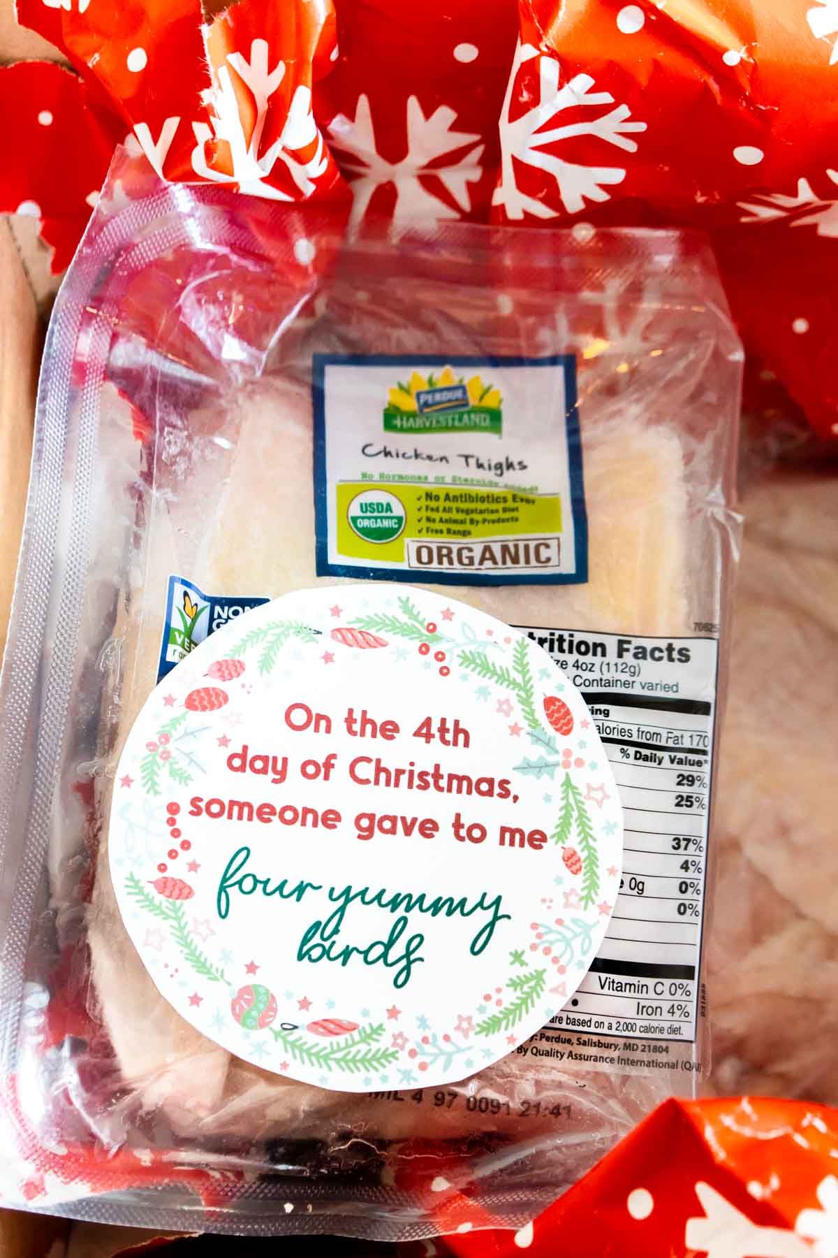 Saldēta vistas gaļa ar 12 dienu Ziemassvētku etiķetēm augšpusē