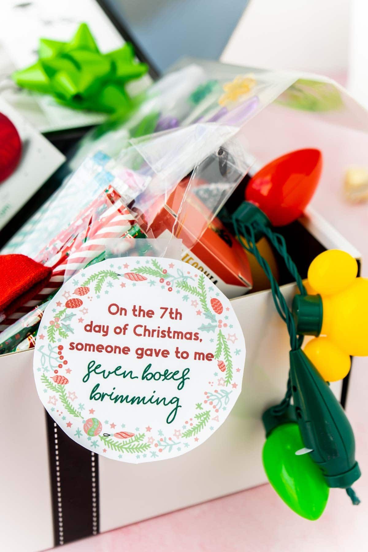 12 días de regalos de Navidad con una etiqueta dentro de una caja