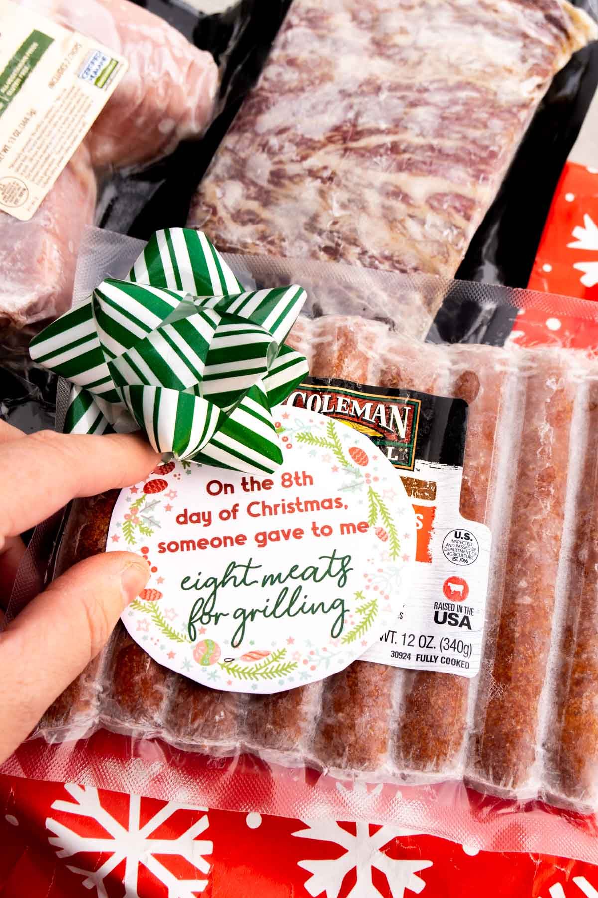 Mujer colocando una etiqueta de regalo en 12 días de regalos navideños a base de carne.