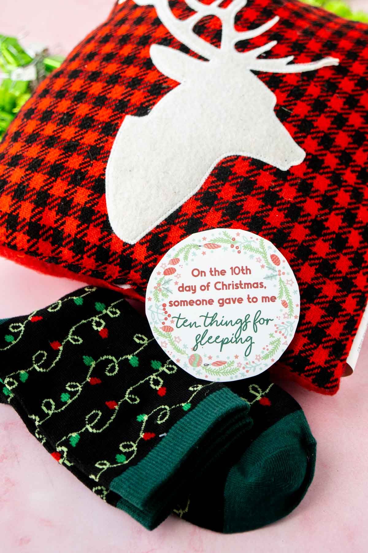 एक तकिया और मोजे के ऊपर 12 दिनों का क्रिसमस टैग