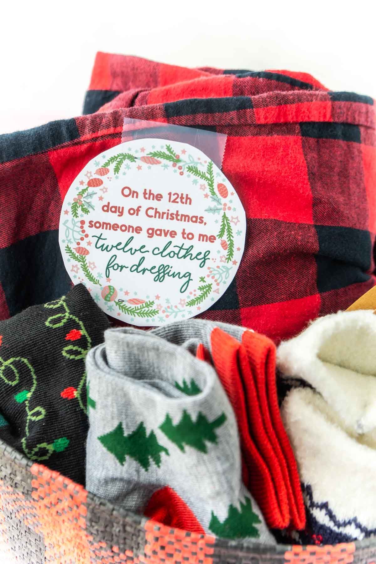 Ropa en una canasta con una etiqueta impresa de 12 días de Navidad