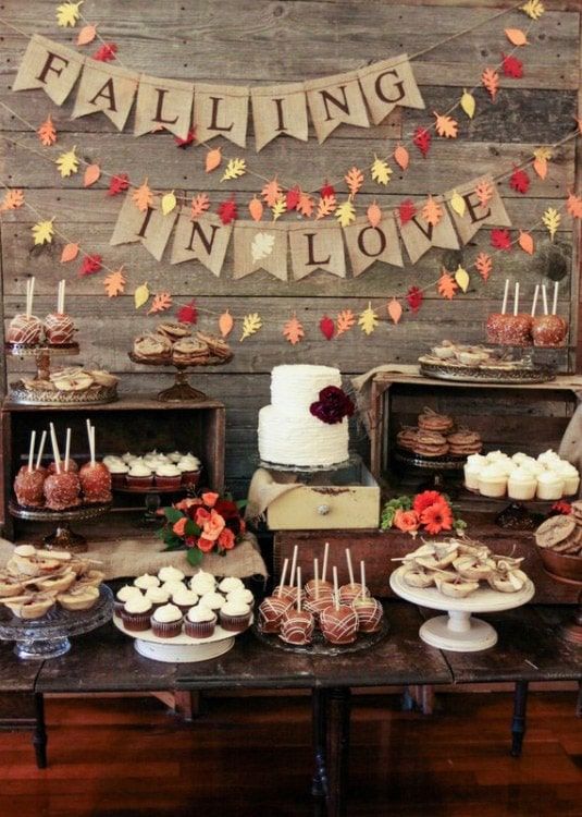 Десертна маса, представяща тонове идеи за есенни партита