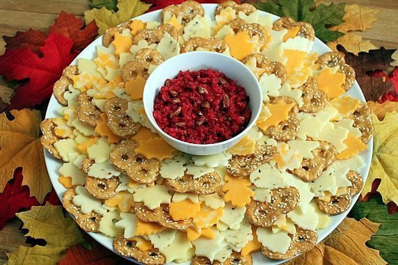 Use cortadores de galletas para hacer comida divertida para la fiesta de otoño