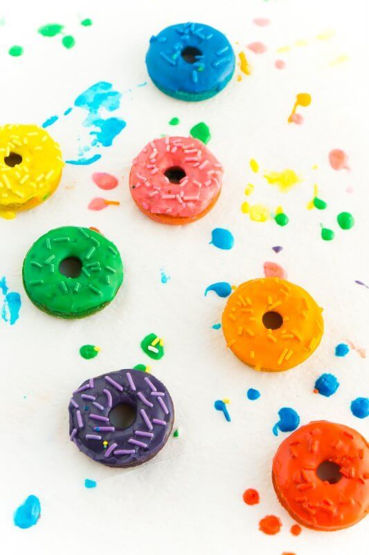 Esta receita de donuts arco-íris é perfeita para uma festa arco-íris, São Patrício