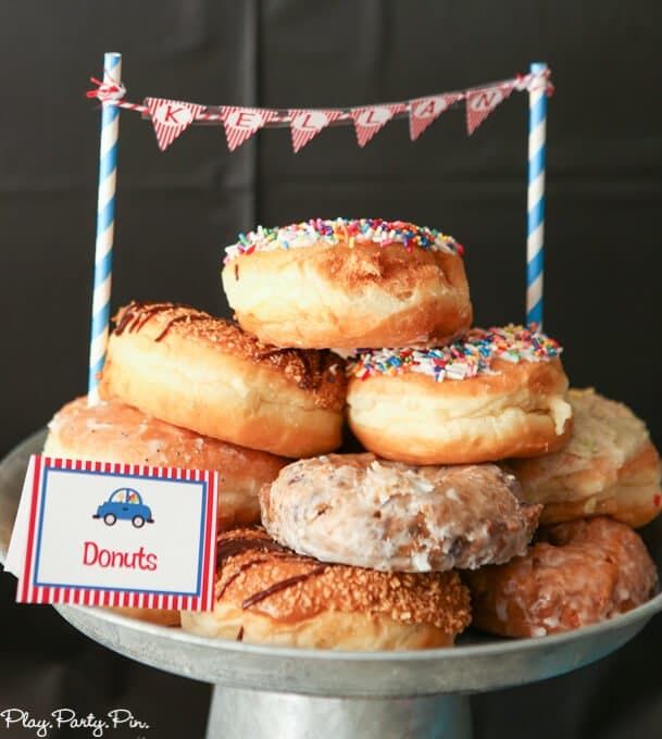 Um bolo donut é perfeito para um bolo de festa ou um bolo de festa com rodas
