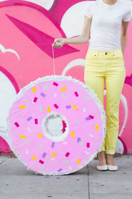 Piñata de donut para una fiesta de cumpleaños de donut