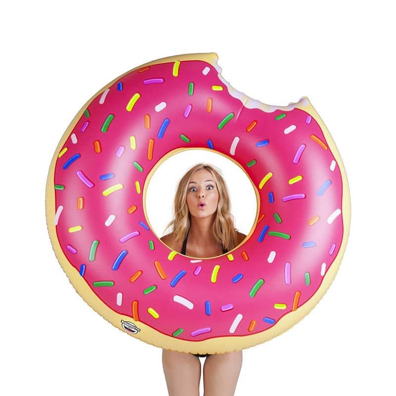 डोनट पूल एक डोनट पार्टी फोटो उत्पीड़न के लिए तैरता है