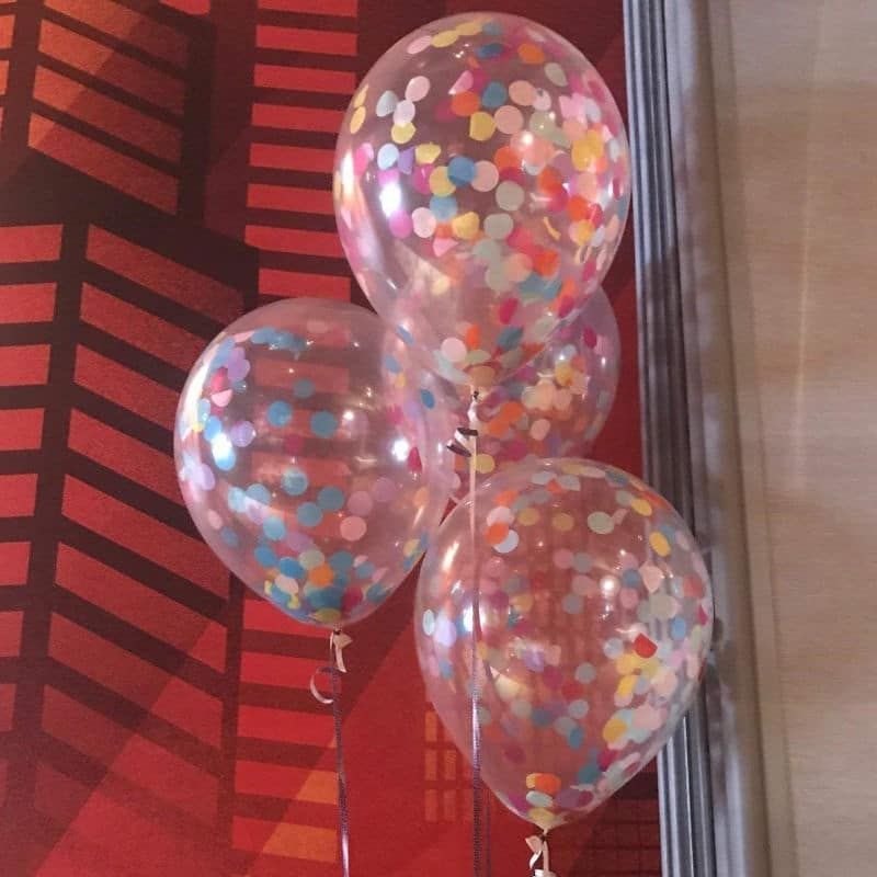 एक डोनट पार्टी के लिए कंफ़ेद्दी गुब्बारे