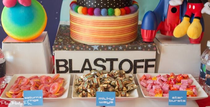बाहरी अंतरिक्ष पार्टी केक, उन ग्रह और रॉकेट केक पॉप टॉपर्स से प्यार है!
