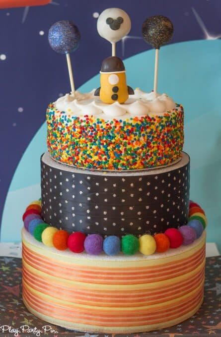 बाहरी अंतरिक्ष पार्टी केक, उन ग्रह और रॉकेट केक पॉप टॉपर्स से प्यार है!