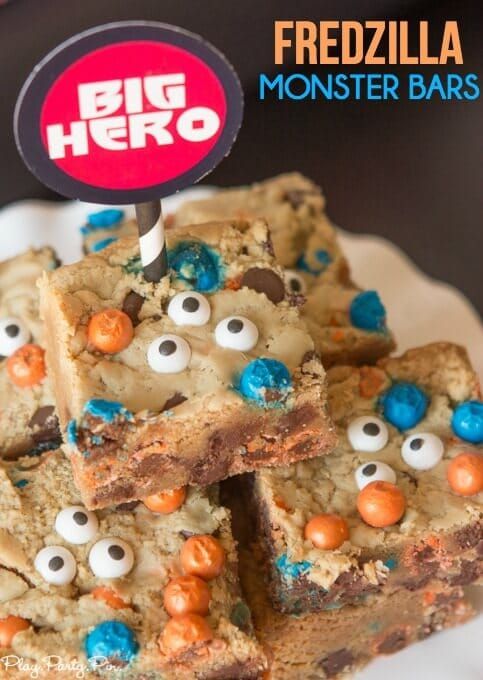 Les barres monstres Fredzilla inspirades en Big Hero 6, amb caramels de xocolata taronja i blava i tres ulls.