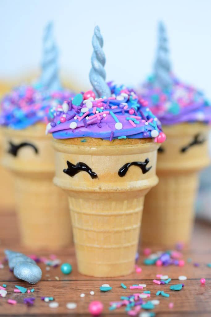Cons de gelat decorats per semblar unicorns