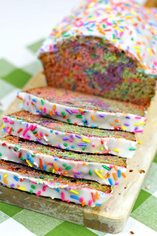 Un pa de llesques de pa de colors amb ruixats